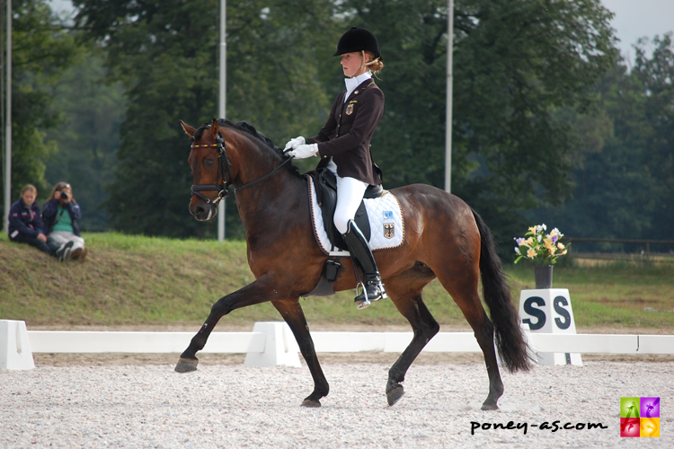 Grete Linnemann et Cinderella M WE, couple victorieux de la reprise individuelle lors des championnats d'Europe de Jaszkowo en 2011 - ph. Poney As