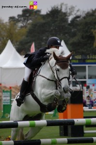 Enfin après une grosse frayeur sur l'oxer Equidia, Emilie Carradot et Kauline de la Bauche sortent à 8pts - Ph. Camille Kirmann