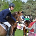 Romain Xhemal récompensé par Mélanie Bonneau, l'ancienne cavalière européenne d'Ulma du Latou - ph. Camille Kirmann