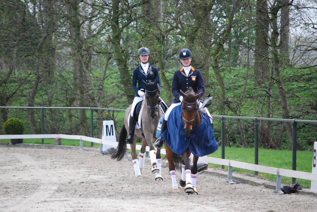 Lisanne et Elle mènent le tour d'honneur de la Consolante, courue sur la reprise Equipe - ph. Dressage Peytier