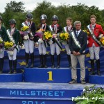 Victoria Tachet (Rexter d'Or), Nina Mallevaey (Rominet de Bruz), Ninon Castex (Quabar des Monceaux) et Thomas Scalabre (Sligo de Mormal) avec Olivier Bost, en or - ph. Pauline Bernuchon