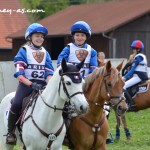 Vanille et Manon au paddock - ph. Camille Kirmann