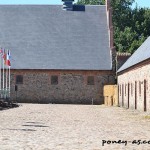 La cour du centre équestre de Vilhelmsborg, avec de chaque côté, les écuries - ph. Pauline Bernuchon