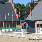 La rectangle de dressage, placé dans la cour, entre les deux vieilles écuries en pierre. Splendide !- ph. Pauline Bernuchon