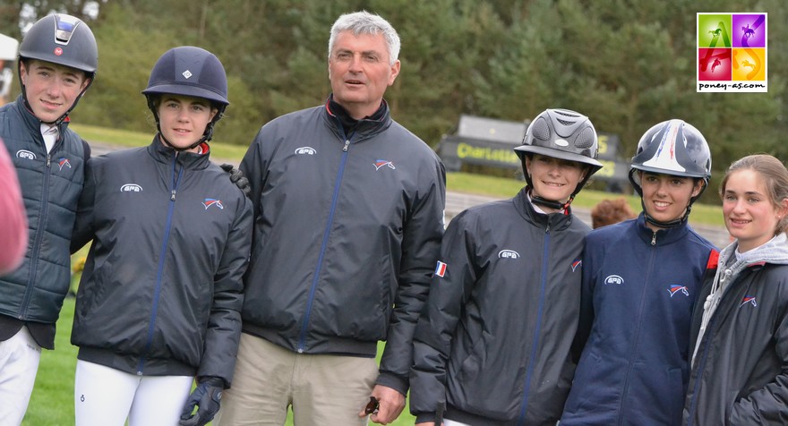 Les cavaliers sélectionnés pour la Coupe des nations du CSIOP de France en 2016. Entourent Olivier Bost, de gauche à droite : Thomas Scalabre (Sligo de Mormal), Charlotte Lebas (Quabar des Monceaux), Sara Brionne (Quibel des Etisses), Nina Mallevaey (Rexter d'Or) et Jeanne Sadran (Rominet de Bruz, réserviste) - ph. Pauline Bernuchon