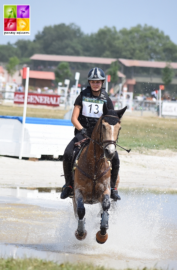 Sur le cross, Mina Saiagh et Penvins de Dives rentrent sans-faute et dans le maxi comme 3 autres couples - ph. Poney As