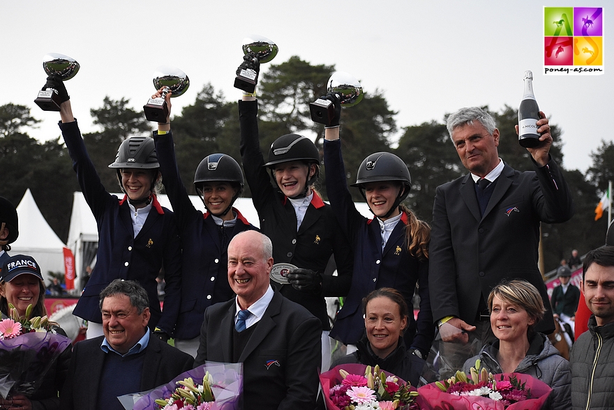 L'équipe de France victorieuse de la Coupe des nations 2018. Léane est aux côtés d'Ilona, Romane et Louna - ph. Poney As