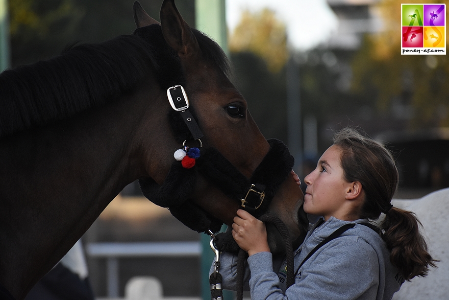 Moment de complicité entre Sarah et Tutti - ph. Poney As