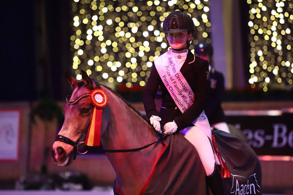 L'Allemande Johanna Kullmann en selle sur Champ of Class est sacrée à Aachen, comme l'an passé - ph. Aachen Youngstars