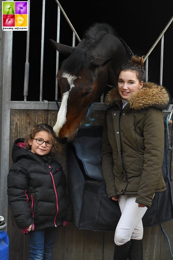 Sarah avec sa petite soeur Victoire et sa nouvelle jument Brigitte, préparée actuellement par son papa Rodrigue - ph. Poney As