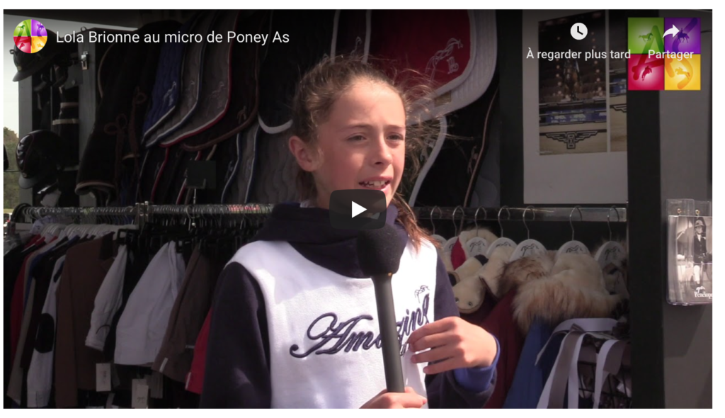 Lola Brionne au micro de Poney As