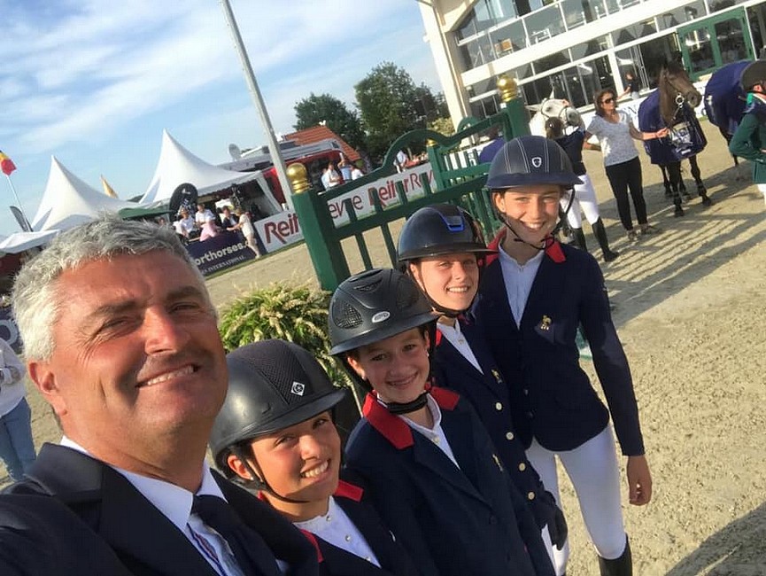 Emma, Jeanne, Romane et Ilona, accompagnées d'Olivier Bost - ph. col. privée