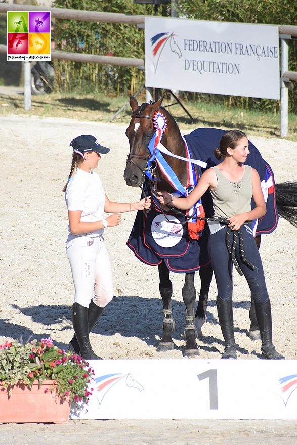 L'étalon Pfs O Ma Doué Kersidal reçoit l'écharpe du champion - ph. Poney As