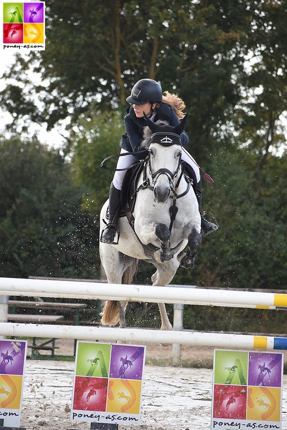 Elise Charkos et Uncia du Theillet remportent le Petit Grand Prix – ph. Poney As 