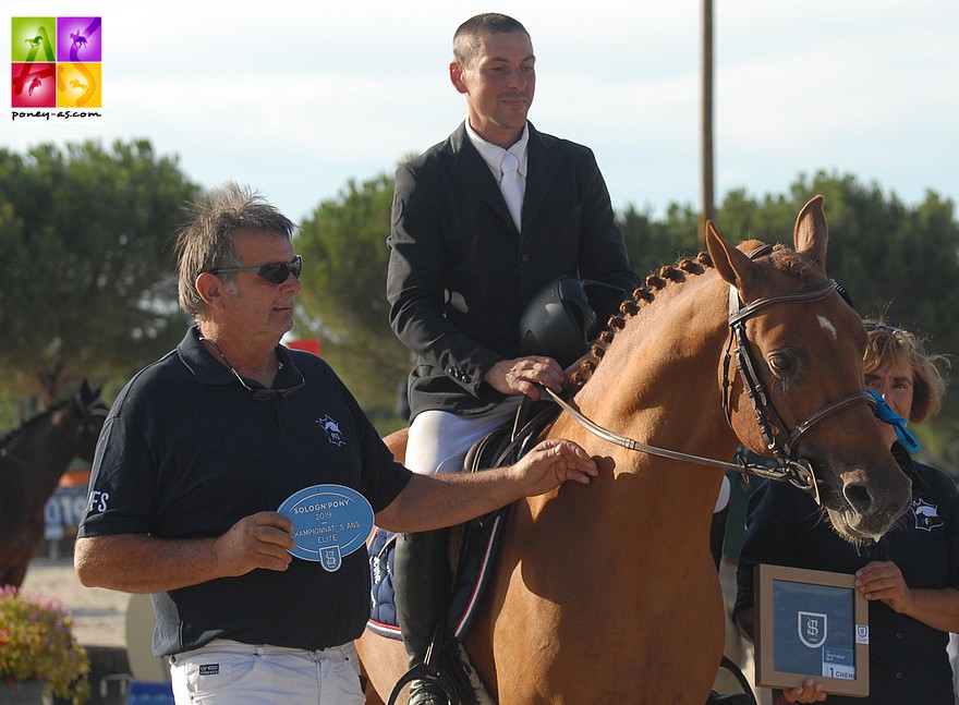 L'éleveur de Haute-Marne Pascal Sauvage, appelé à la remise des prix pour la 3e place dans la finale des 5 ans D de son étalon Etadam d'Odival - ph. Poney As