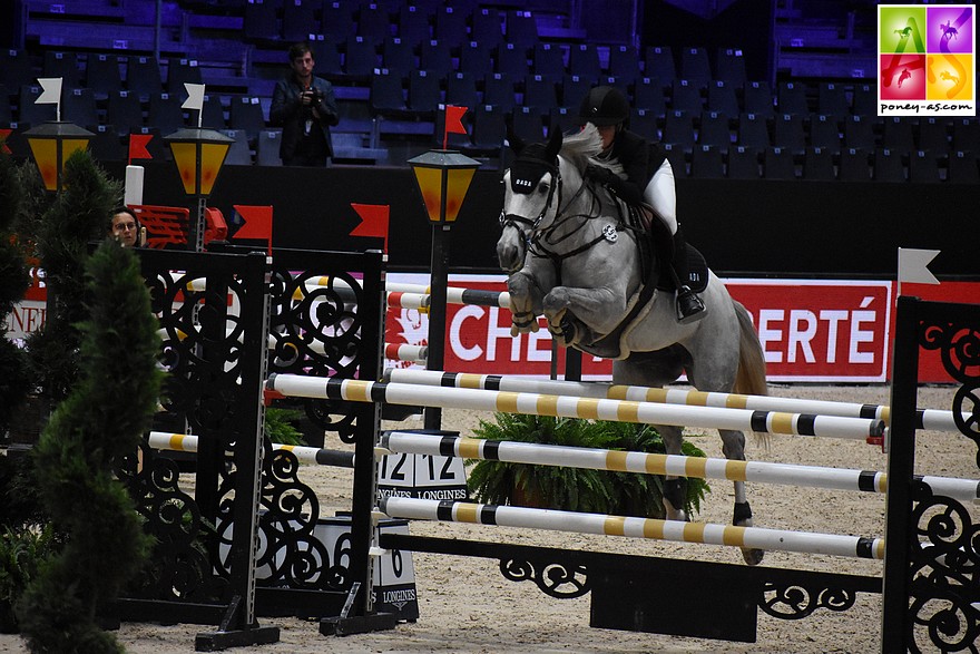 Pour Emma, le parcours de ce matin était « avant tout un parcours de travail pour préparer le Grand Prix à 1,35 m de demain » - ph. Poney As