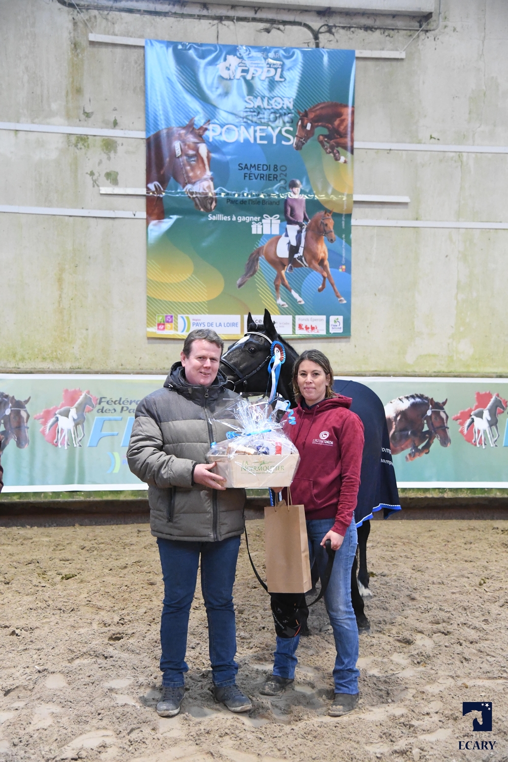 Isabelle Vincenot se voit remettre une récompense pour le titre de champion des 5 ans de CCE d'Everest du Verdon - ph. Agence Ecary