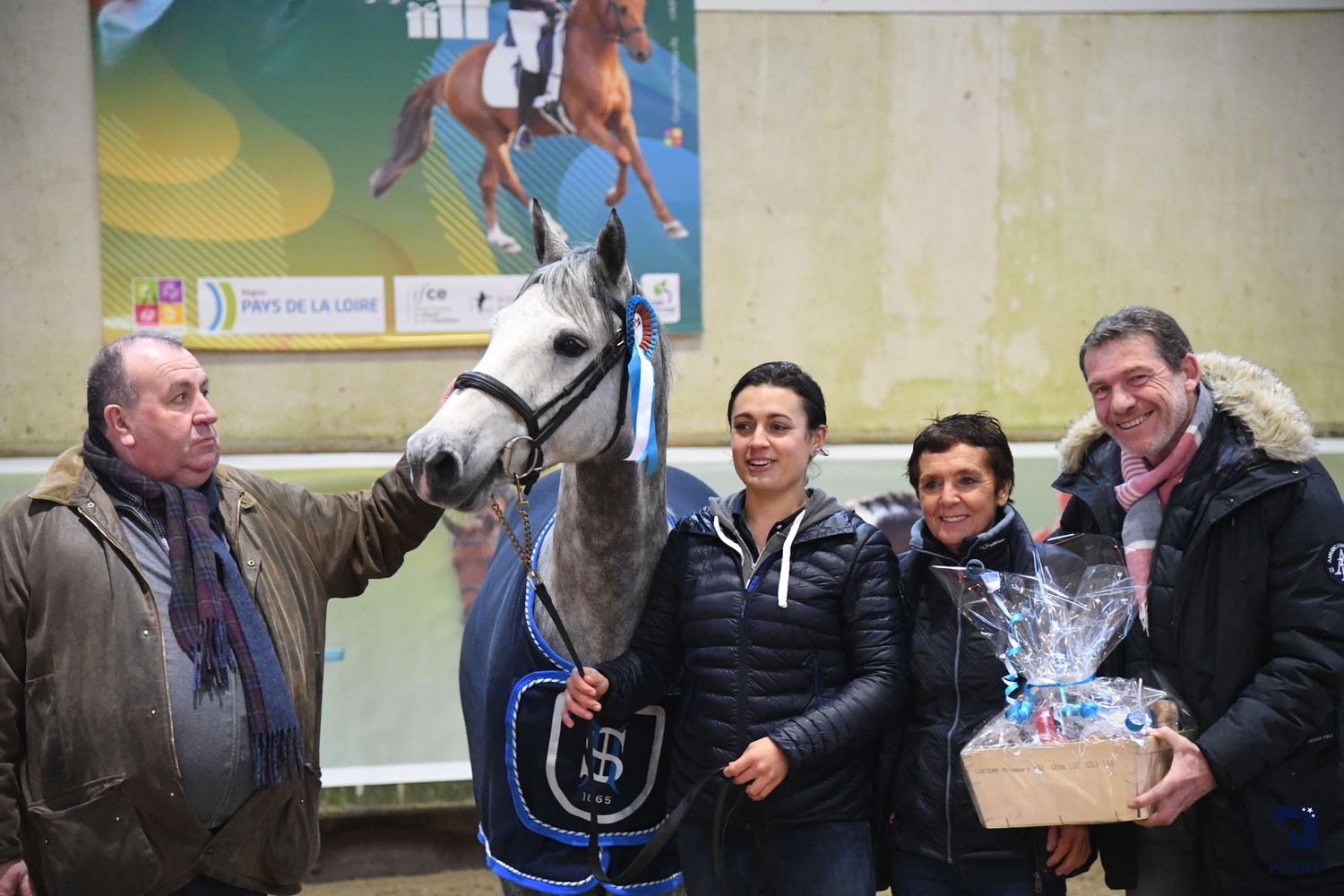 Remise des prix toujours : Doumbe des Cosses mis à l'honneur pour son titre de champion des 6 ans de CCE. Ses naisseurs Mathilde et Nataly Accart sont à ses côtés - ph. Agence Ecary