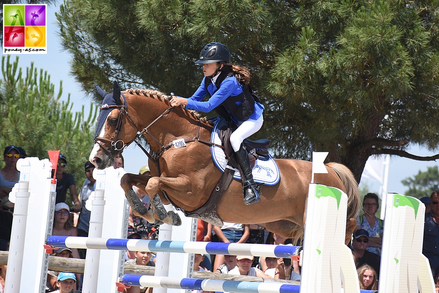 Le Normand Valiant des Charmes auteur d'une magnifique saison en Grand Prix sous la selled e Lola Brionne - ph. Poney As