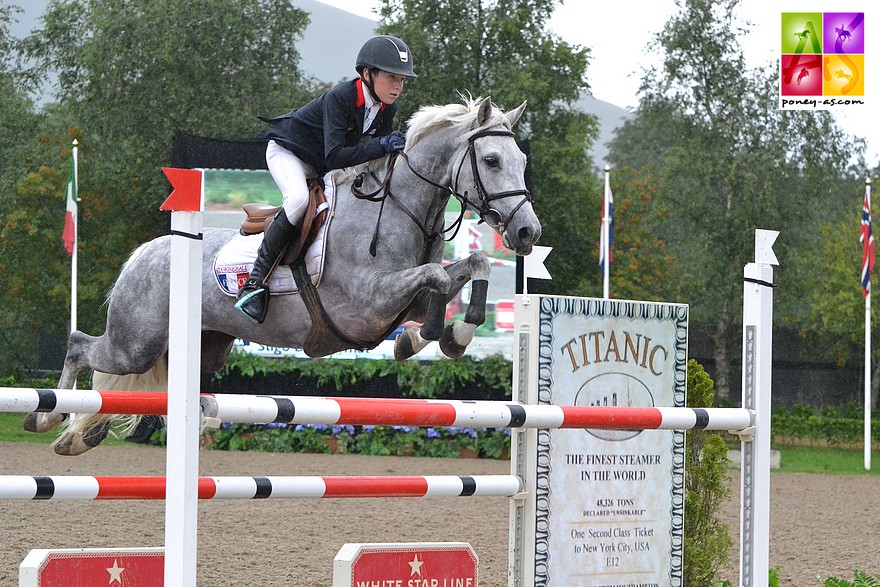 Thomas Scalabre, 14 ans et Sligo de Mormal, 8 ans. Propulsés aux championnats d'Europe après leur titre de champions de France en Petit Grand Prix, ils se sont véritablement montrés à la hauteur - ph. Poney As