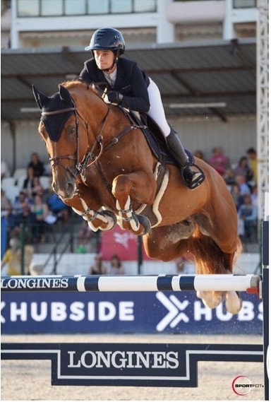 Lors du GCT de Cannes, Jeanne présente son cheval Unforgettable Damvil avec qui elle fut sélectionnée pour les championnats d'Europe Juniors - ph. coll. Sadran