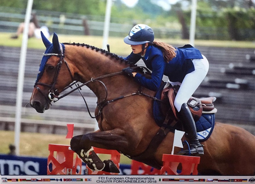 Avec Elias, Tressy Muhr a pris le départ de ses quatrièmes championnats d'Europe. C'était en 2018 à Fontainebleau dans la catégorie Jeunes Cavaliers - ph. PSV