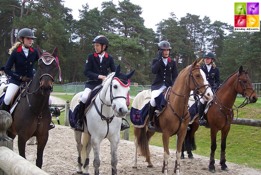 2009 - Camille Delaveau (Nils d’Hurl’vent), Robin Muhr (Kalifa de la Barre), Fanny Skalli (Milford de Grangues) et Eva Tournaire (Ijinek ar Crano) remportent la Coupe des nations de Fontainebleau. Une première pour l’équipe de France ! – ph. Poney As