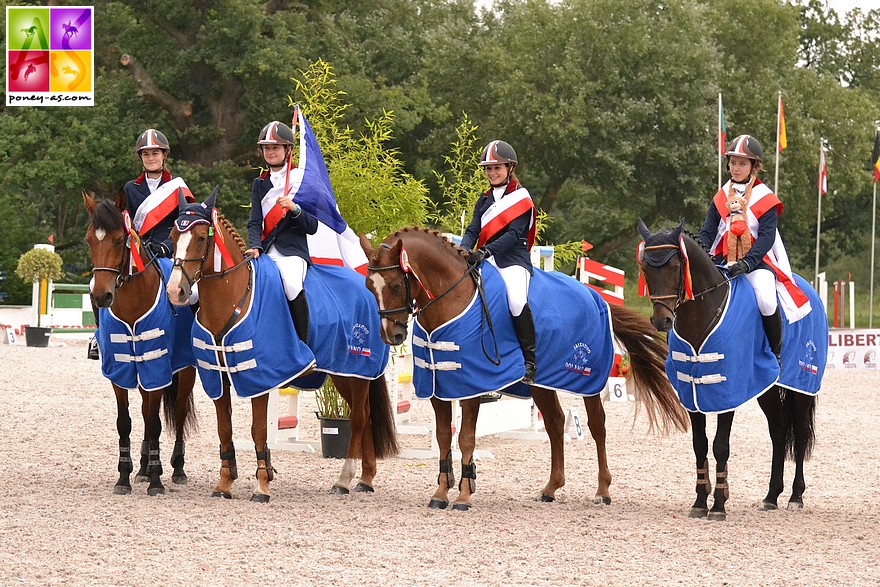 2011 - L’équipe de France composée de Fanny Barrière (Plume de Virey), Thaïs Meheust (Java Bleue La Brée), Léa Teissier (Nitzpogne) et Luce (Mon Nantano) est championne d’Europe par équipe – ph. Poney As 