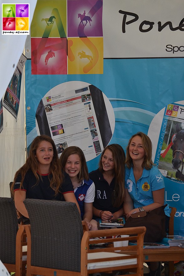 Lors des championnats d'Europe de Fontainebleau en 2012, dans le stand de Poney As...