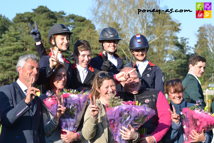 L'équipe de France 2015 sur la première marche du podium - ph. Poney As