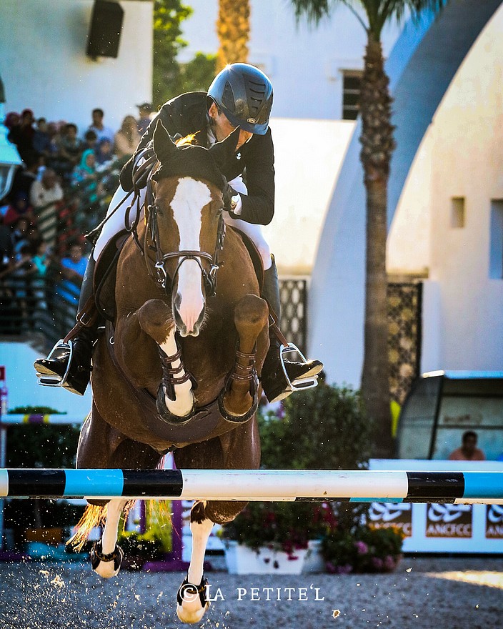 Pierre-Alain Mortier lors de la tournée du Morocco Royal Tour à la Garde Royale de Tétouan en octobre dernier. En photo sur le Grand Prix du CSI 4*-W à 1,60 m avec Just Do It R. Le couple termine 9e avec un barrage à 4 points - ph. La Petite'L