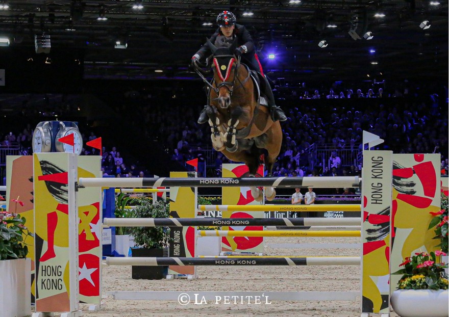 Le cavalier italien était en selle sur Sedik Milano Quilazio lors du Grand Prix CSI 5* du Longines Masters de Paris en 2019. Il fait d’ailleurs parti des « RIDERS LAB », groupe de jeunes prodiges qui tracent leur chemin parmi les meilleurs cavaliers mondiaux. Ils sont soutenus par EEM qui s’est donné pour mission de les accompagner jusqu’au plus haut niveau. Crédit photo : La Petite’L