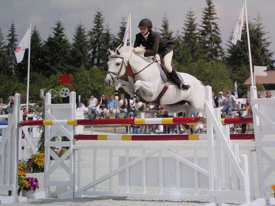 Alizée Froment en selle sur Clyde de Mai lors du championnat de France Grand Prix Elite en 2003 - ph. coll. Froment