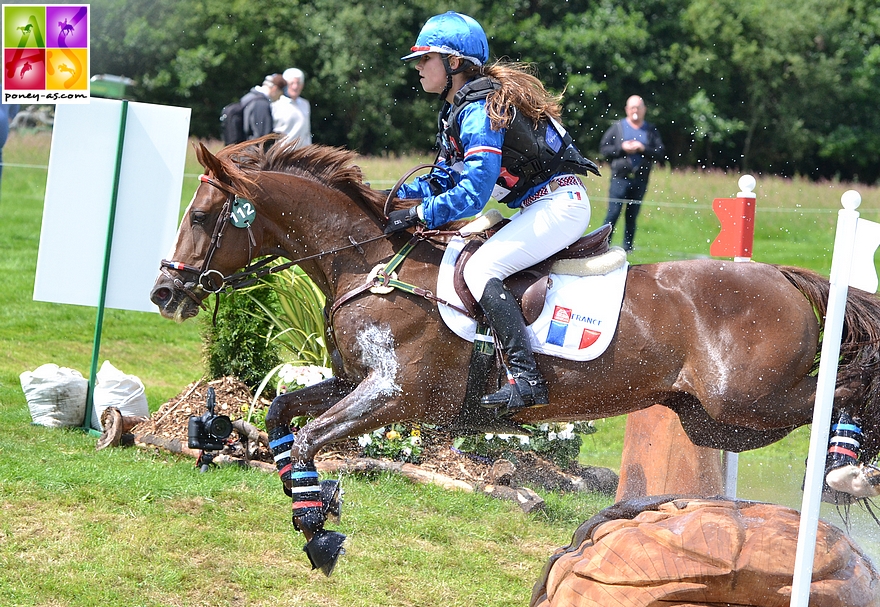 A poney, Héloïse Le Guern a remporté le titre de championne d’Europe par équipes avec Qarisma Duboidelanoue. C’était à Millstreet en 2014 – ph. Poney As