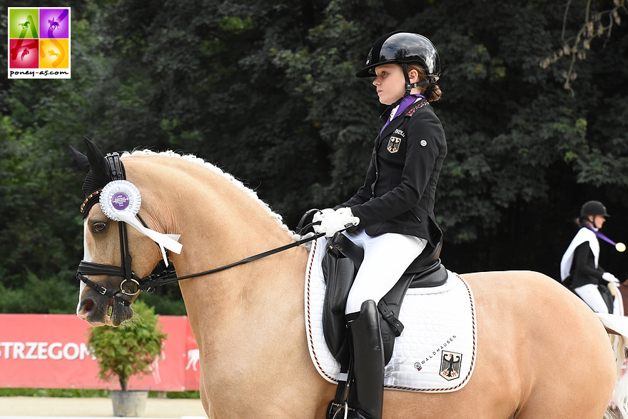 Rose Oatley et son fils de FS Daddy Cool, Daddy Moon, ont remporté les deux premières reprises du CDIP hongrois de Mariakalnok – ph. Poney As