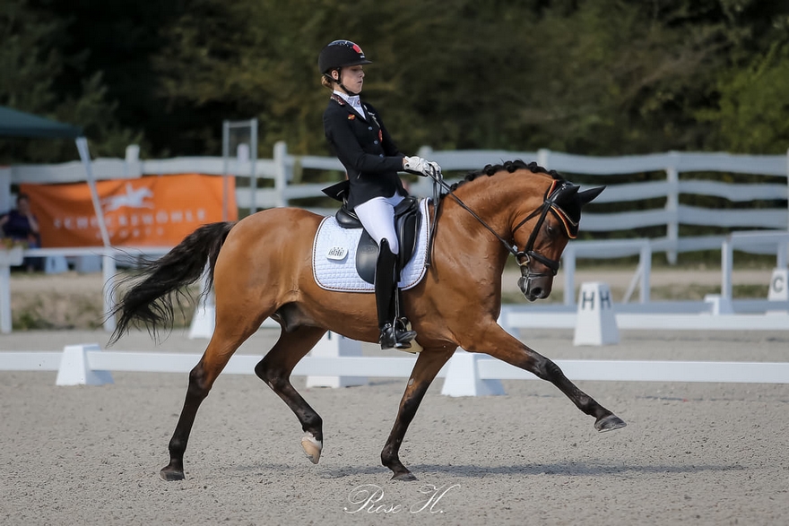 Ce championnat d’Europe 2020 a véritablement celui de Lucie-Anouk Baumgürtel et Zinq Nasdaq FH ! Le couple réalise un triplé et met à son actif un nouveau record dans l’Individuelle – ph. Rose Harang