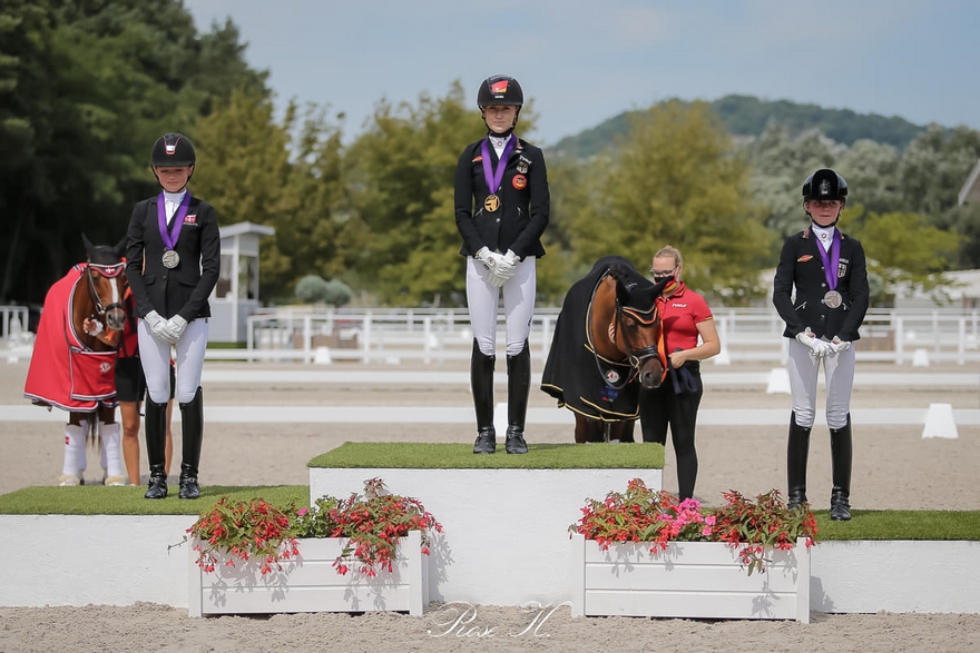 Le podium de la Kür : en or Lucie-Anouk Baumgürtel, en argent Sophia Boje Obel Jørgensen, en bronze Rose Oatley – ph. Rose Harang