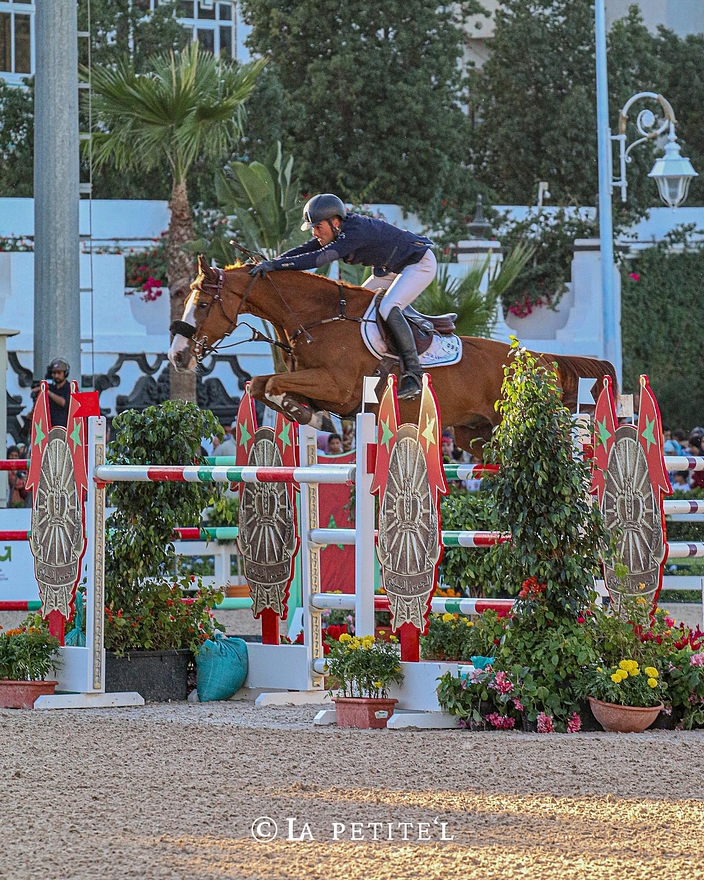 Photo : Emeric George et Chopin des Hayettes lors du Grand Prix CSI 4-W de Tétouan à l’occasion du Morocco Royal Tour, tournée très appréciée du cavalier. Le duo termine deuxième de cette épreuve – ph. La Petite'L / Léa Tchilinguirian