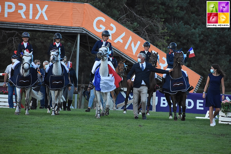 Anna, Lola, Ilona, Olivier et Jeanne sur le chemin du podium... et de la première marche ! - ph. Poney As