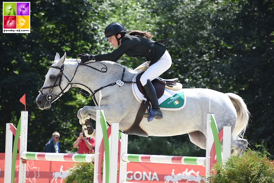 Niamh Mcevoy, ici avec Ardfry Skye, s'impose dans la finale des Coupes des nations aux rênes de Caliber-de, aux côtés de Ryan Sweetnam, Jack Brennan et Alex Finney - ph. Poney As