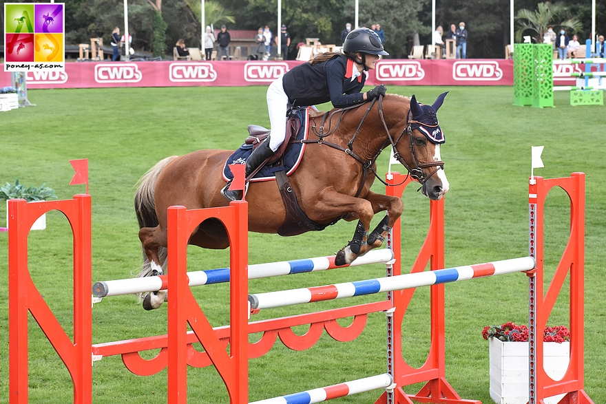 Lola Brionne décroche une nouvelle victoire en Grand Prix : le CSIP de Canteleu, aux rênes de Valiant des Charmes ! - ph. Poney As