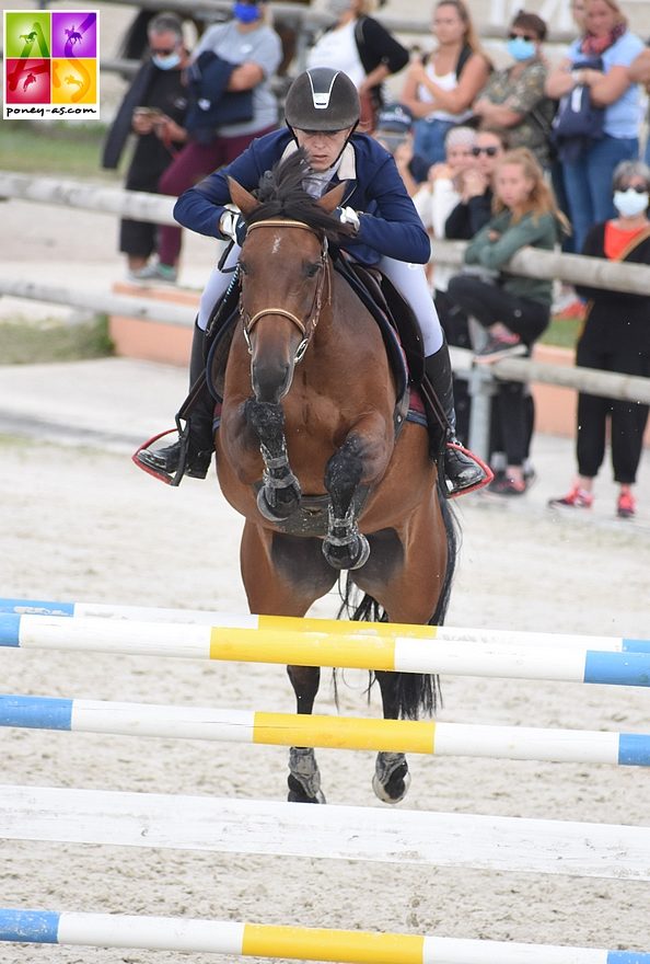 Sous la selle de Julie le Guern, Derly Der Lenn prend une belle 4e place – ph. Poney As