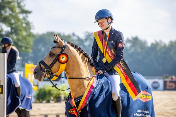 Mescal 15 (Machno Carwyn x Mangold) réédite cette année et reçoit le titre de chapion des 6 ans de CSO sous la selle de Johanna Beckmann – ph. Stefan Lafrentz