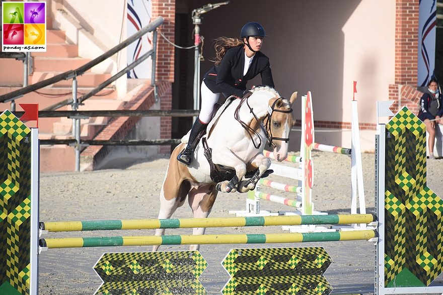 Griffondor Dream Dei, né chez Sébastien Delrieu et Virginie Lefebvre, remporte le Criterium de CSO des 4 ans D sous la selle de Lisa Vizor – ph. Poney As