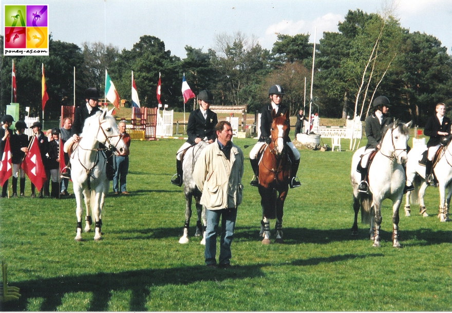 L'épreuve par équipe du CSIP de Fontainebleau (le futur BIP) en 2002 restera pour Adélaïde Alexandre un moment inoubliable. A droite, associée à Fricotin, elle partageait la victoire avec Emeric George (Caline de la Ferme), Nicolas Porte (Ulma du Latou) et Charlotte Robin (Gazelle des Telier) - ph. Poney As