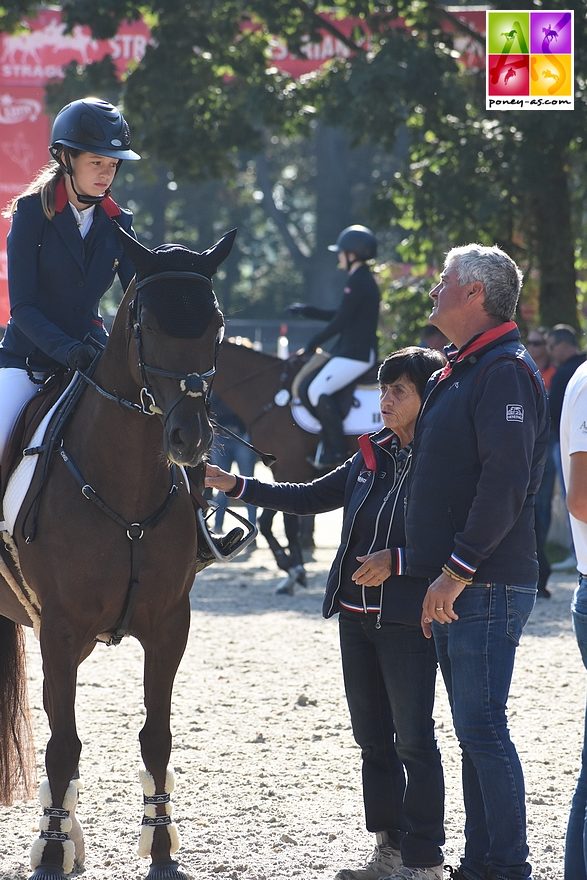 Jeanne et Armène à l'entrée de piste de la première manche des championnats d'Europe de Strzegom. Derniers conseils avec Marie-Reine Périé et Olivier Bost - ph. Poney As