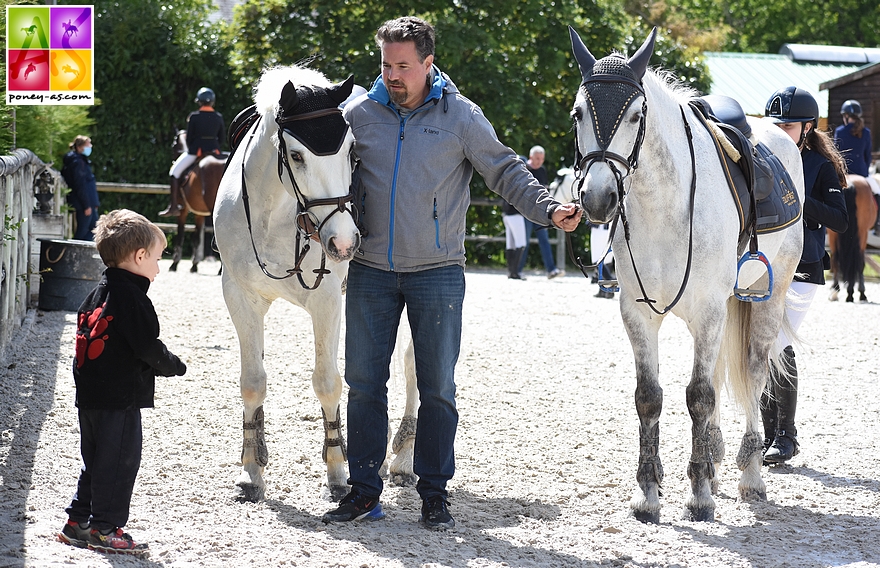  Kevin Dreydemy entouré des poneys de ses filles, Cheops des Embets et Boudchou de Bettegney  - ph. Poney As