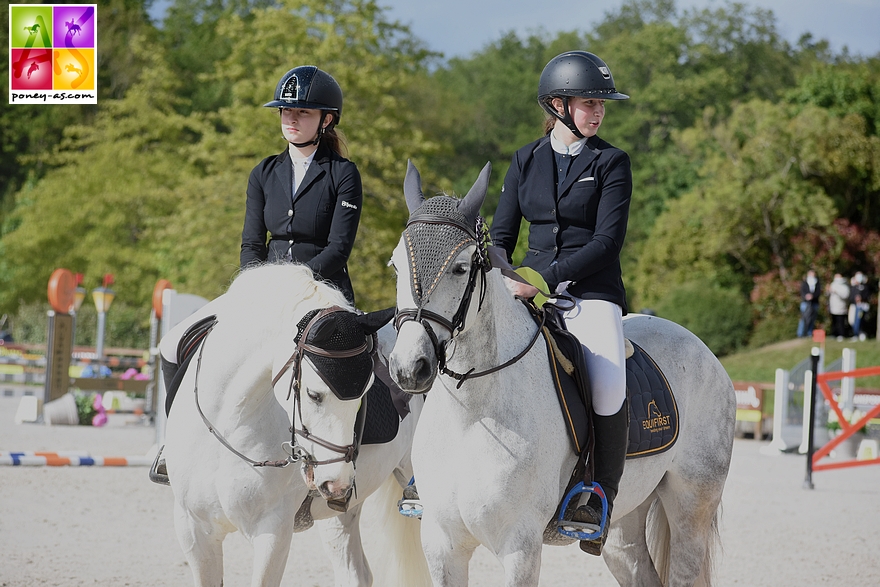 Remise des prix du Grand Prix As Excellence de la Super As de Pernay. De gauche à droite, Lisa (Cheops des Embets) et Léna (Boudchou de Bettegney), respectivement 3e et gagnante de l'épreuve - ph. Poney As