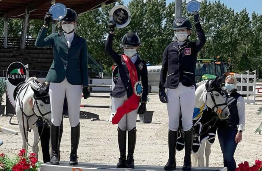 Le podium du Grand Prix du CSIOP de Samorin : la jeune Suédoise Mathilda Hansson est entourée d’Anna Marie Vitek et Nell Sowka – ph. coll. privée