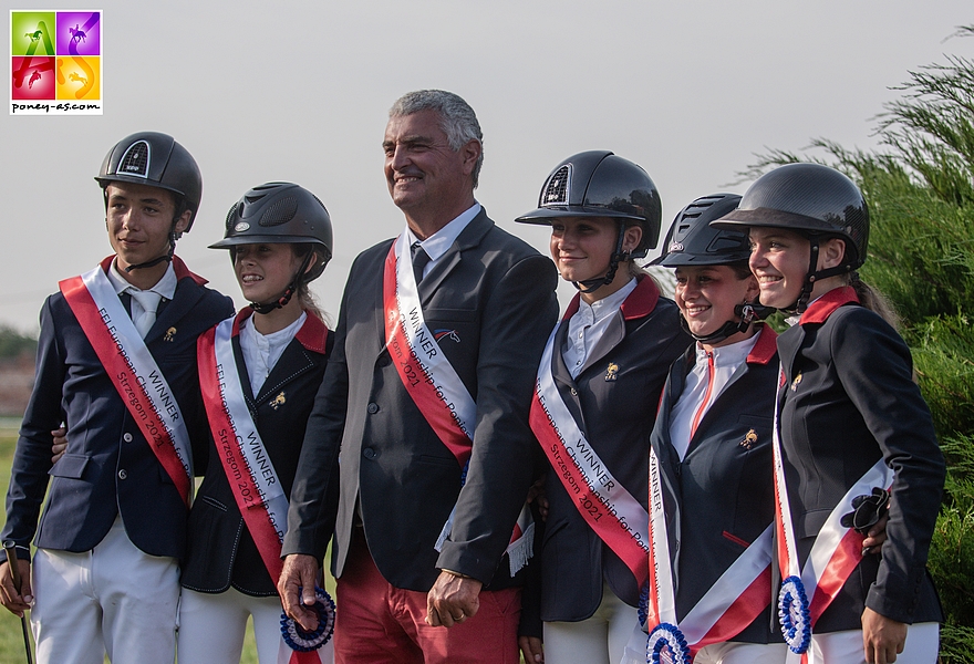 L'équipe de France de CSO médaillée d'or - ph. Marine Delie